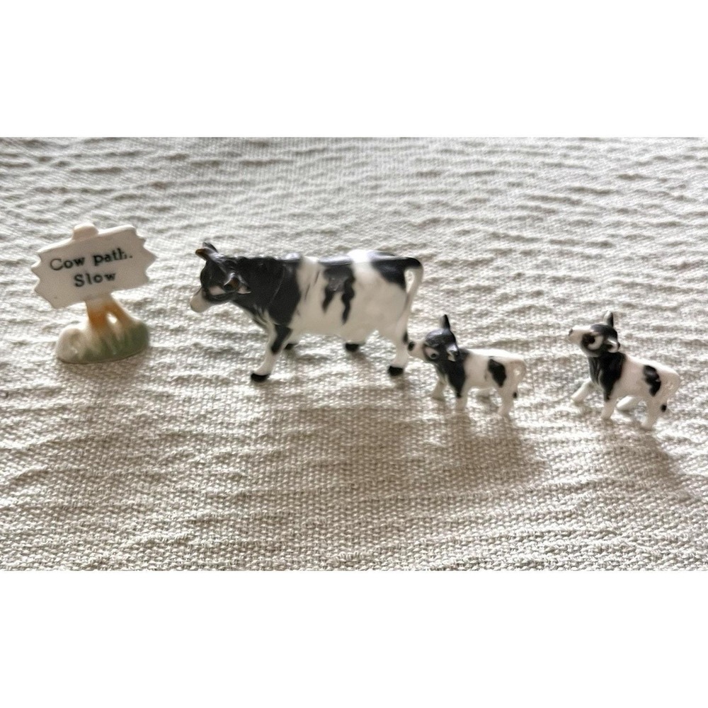 MCM Miniature Holstein Dairy Cow 2 Calves Figurine & Sign Set Hi Style by Bridge